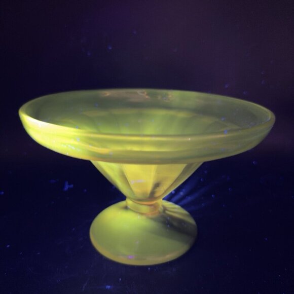 Mid Century Amethyst Footed Glass Bowl Manganese 365nm UV Glow Centerpiece Dish - Picture 5 of 13